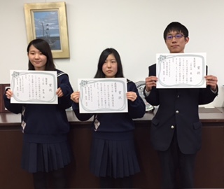 中央が最優秀賞の豊田さん、左が笹島さん、右が表くん
