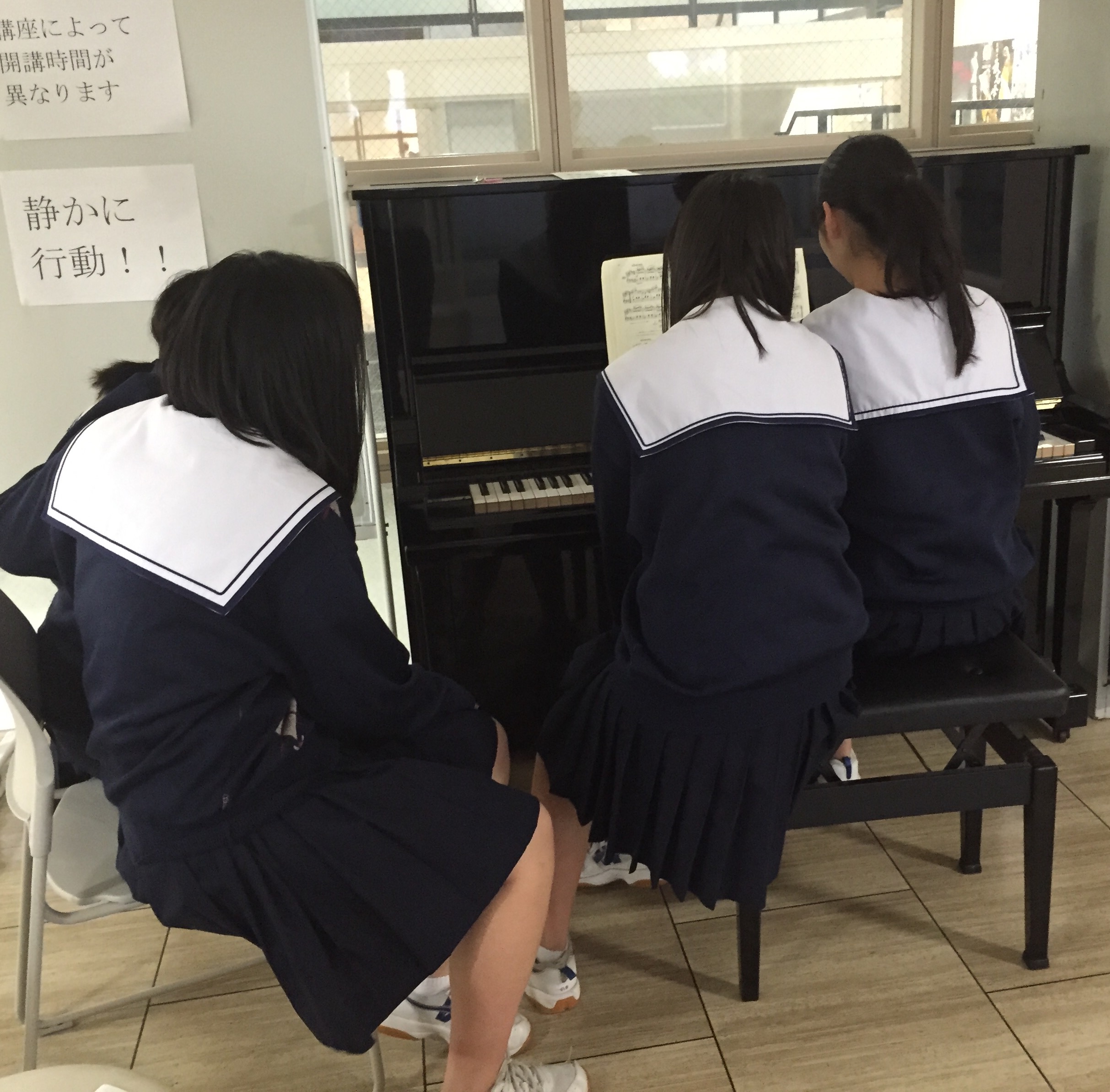 ピアノ練習に励む幼児教育学科受験生