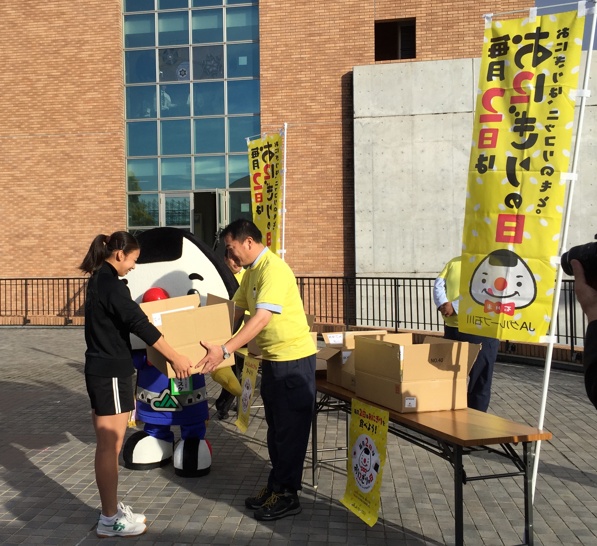 各部へのおにぎり配布(バトントワリング部)