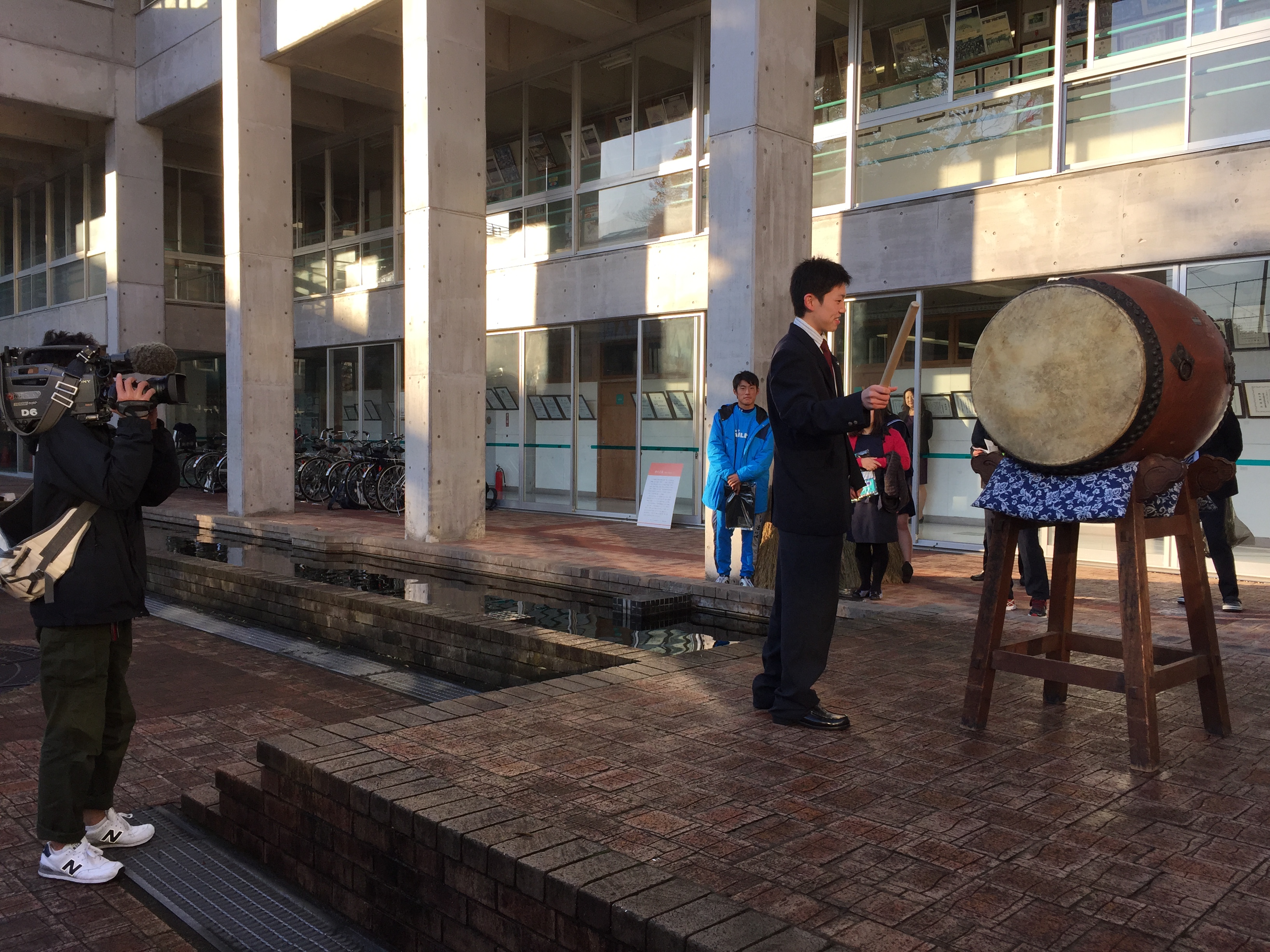 「暁の太鼓」を打ち鳴らす生徒会長