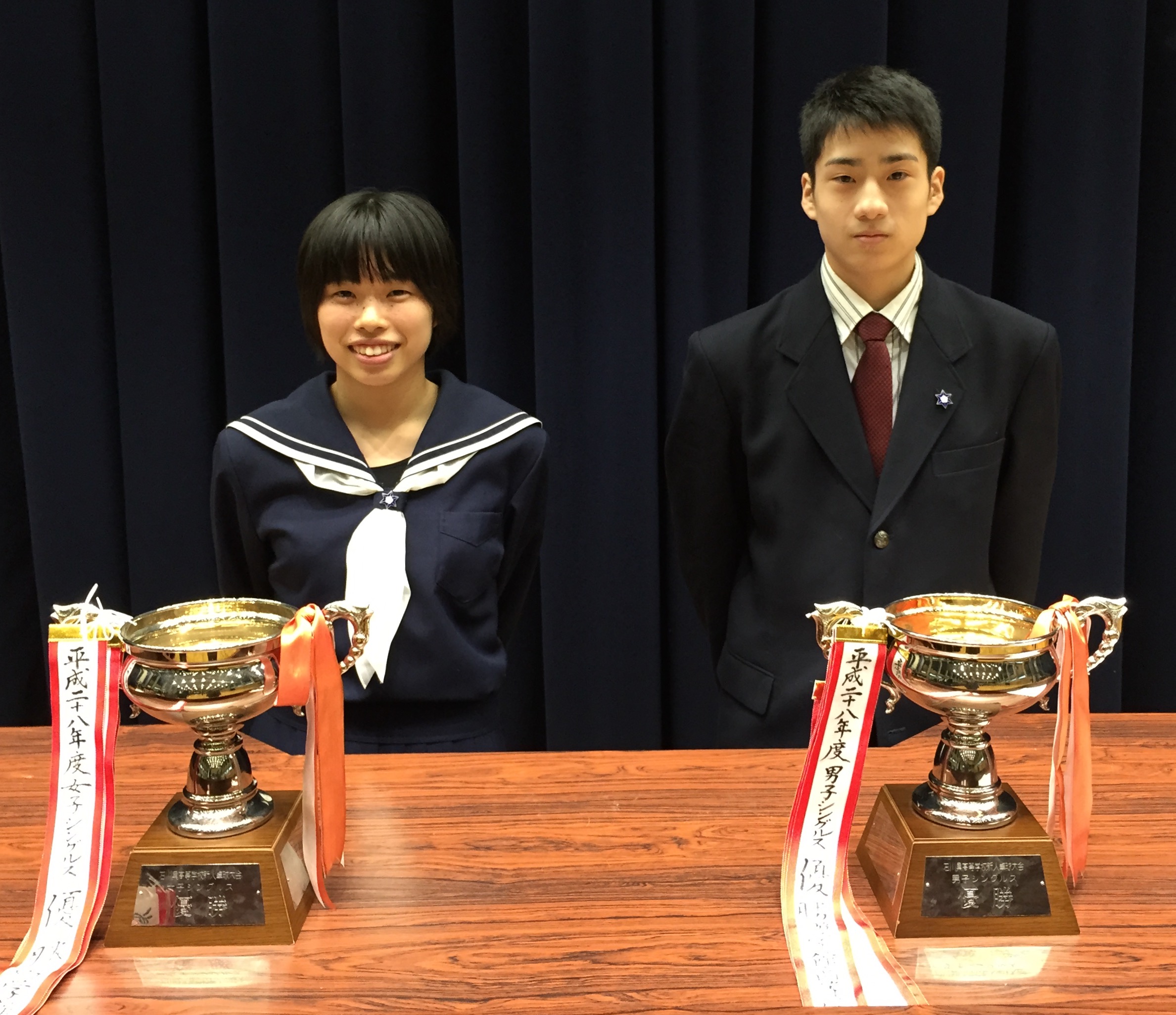 新人大会（卓球）で三冠を獲得した川村くんと平川さん