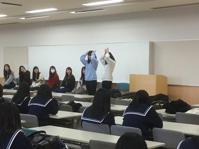 卒業生講話(1年) 幼児教育学科の学生による手あそびの披露