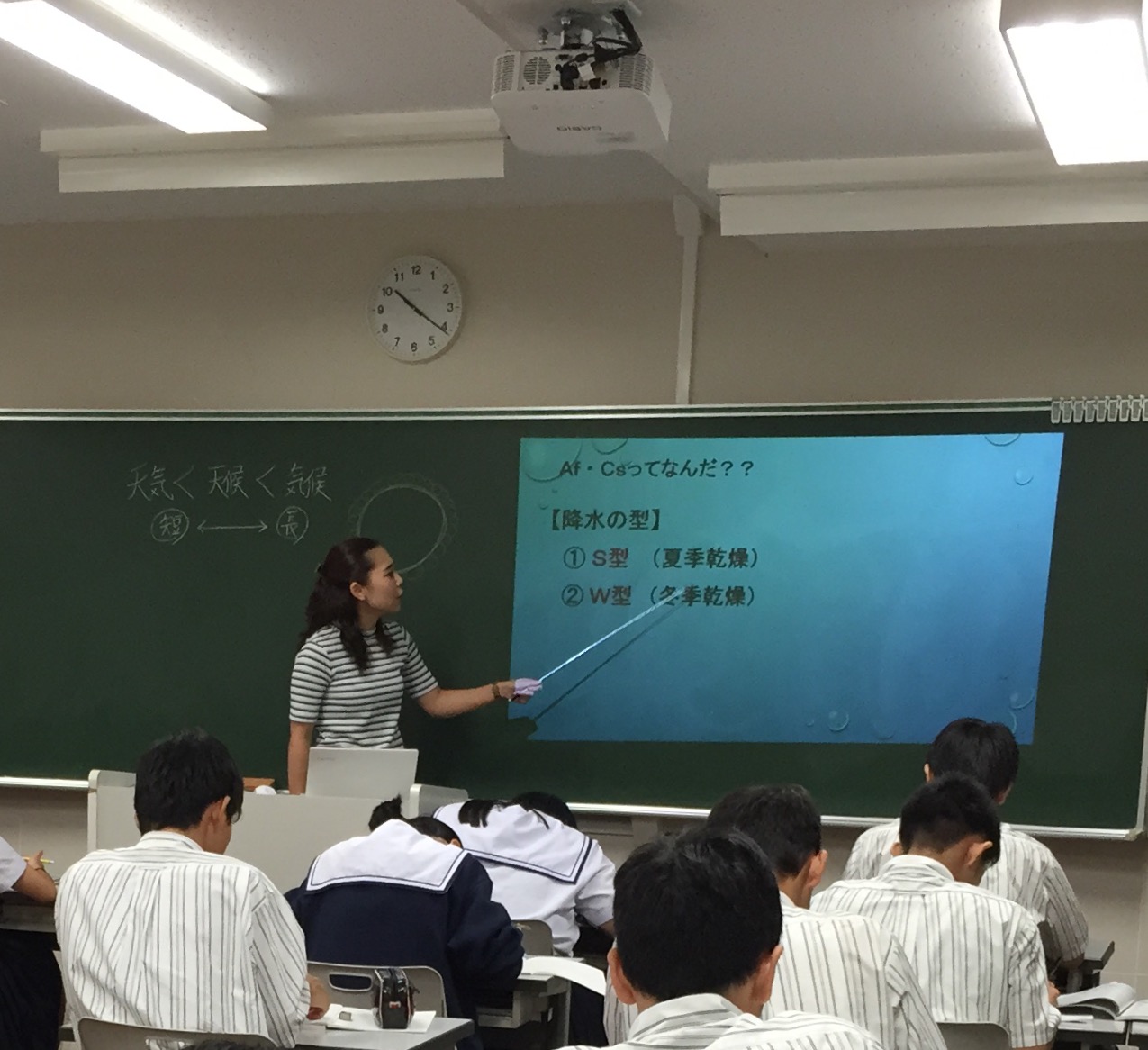 要点を順番に示しながら、教えています