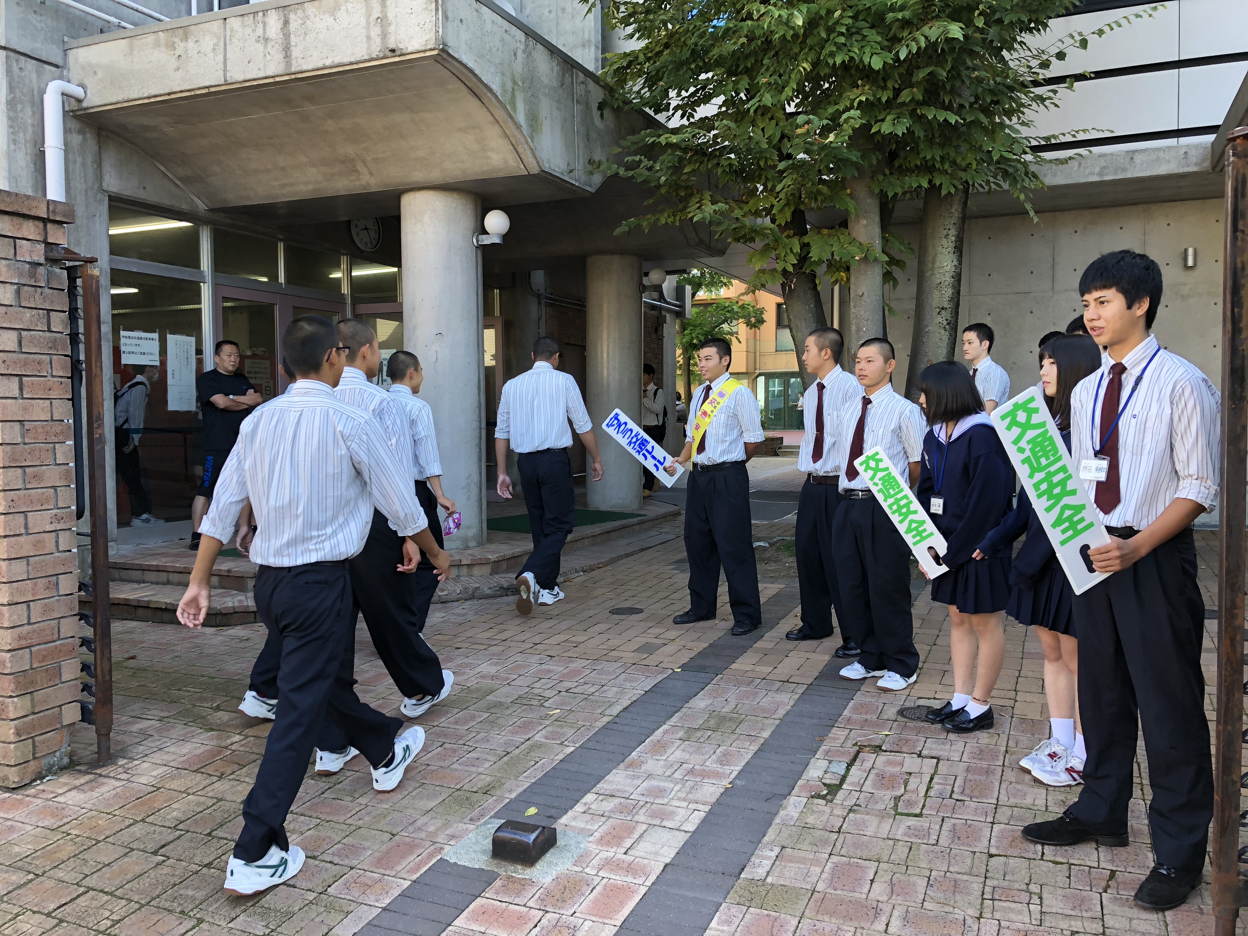 生徒玄関の様子