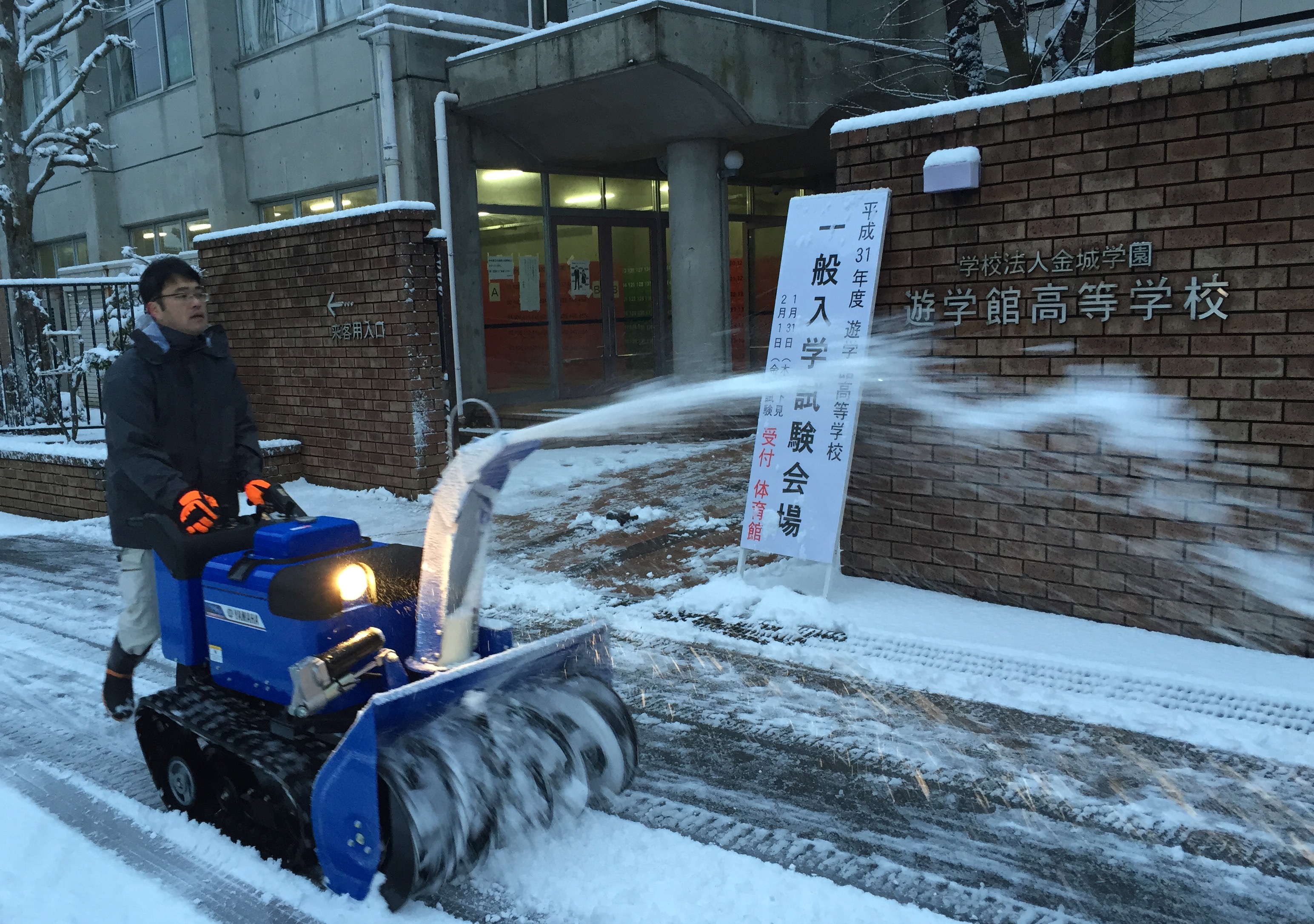 早朝の除雪作業